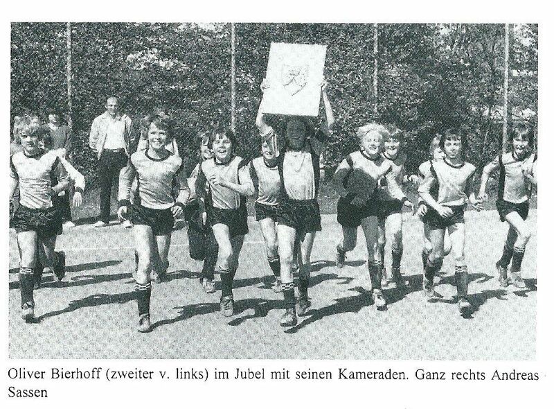 Datei:Sassen Andy mit D-Jugend Stadtpokalsieger 1979 80.jpg